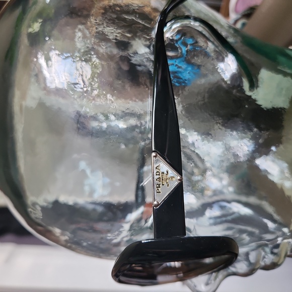 Prada Sunglasses like new. No scratches or flaws - Picture 3 of 9